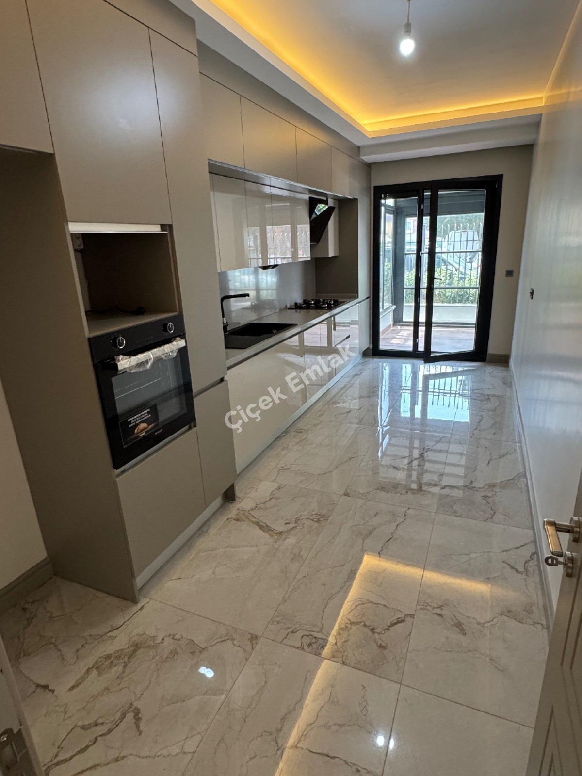 Kemerburgaz Satılık 3+1 Müstakil Bahçeli Lüks Daire | Havuzlu & Güvenlikli