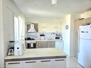 KKTC Girne Merkezde Site İçerisinde Kapanmaz Deniz Manzaralı Satılık 3+1 Türk Malı Daire