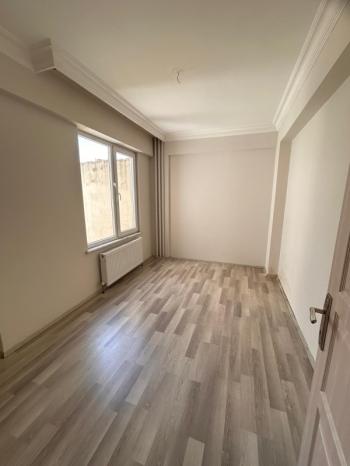 AFYON ÜÇOK EMLAKTAN ZAFER MAH  3+1 120M² TEMİZ BAKIMLI KİRALIK  DAİRE 