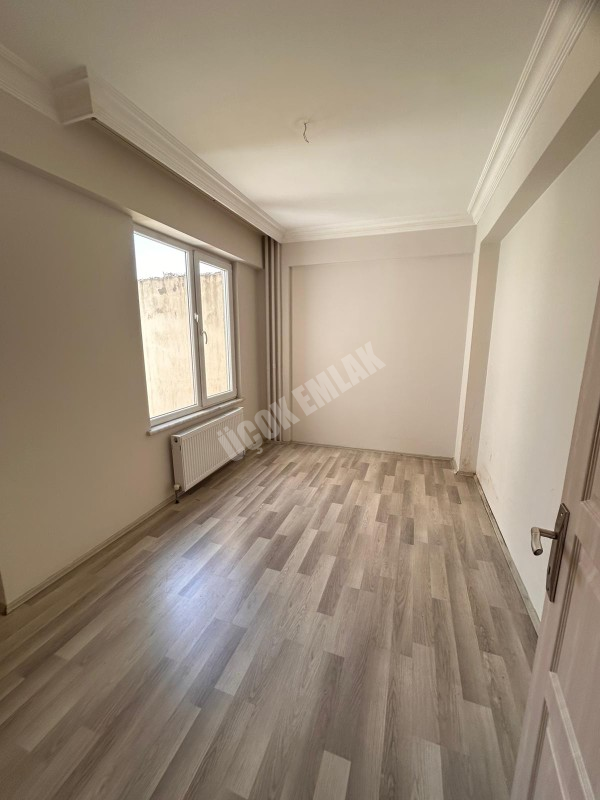 AFYON ÜÇOK EMLAKTAN ZAFER MAH  3+1 120M² TEMİZ BAKIMLI KİRALIK  DAİRE 