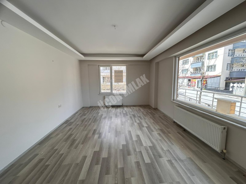 AFYON ÜÇOK EMLAKTAN ZAFER MAH  3+1 120M² TEMİZ BAKIMLI KİRALIK  DAİRE 