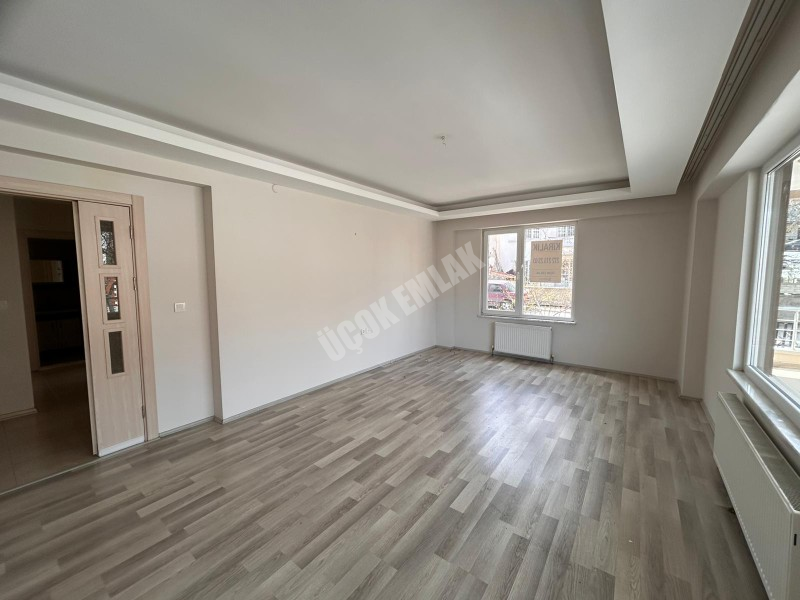 AFYON ÜÇOK EMLAKTAN ZAFER MAH  3+1 120M² TEMİZ BAKIMLI KİRALIK  DAİRE 
