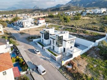  Girne Çatalköy'de Satılık Dubleks Havuzlu 3+1 Villa