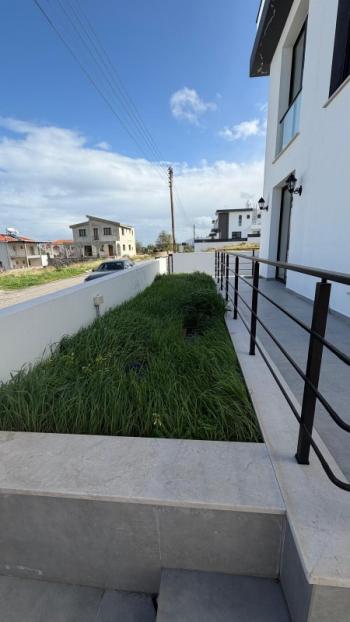  Girne Çatalköy'de Satılık Dubleks Havuzlu 3+1 Villa