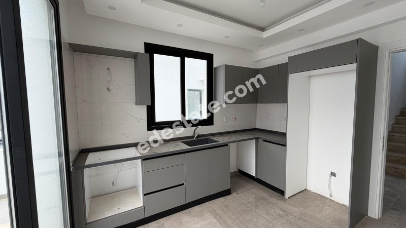  Girne Çatalköy'de Satılık Dubleks Havuzlu 3+1 Villa