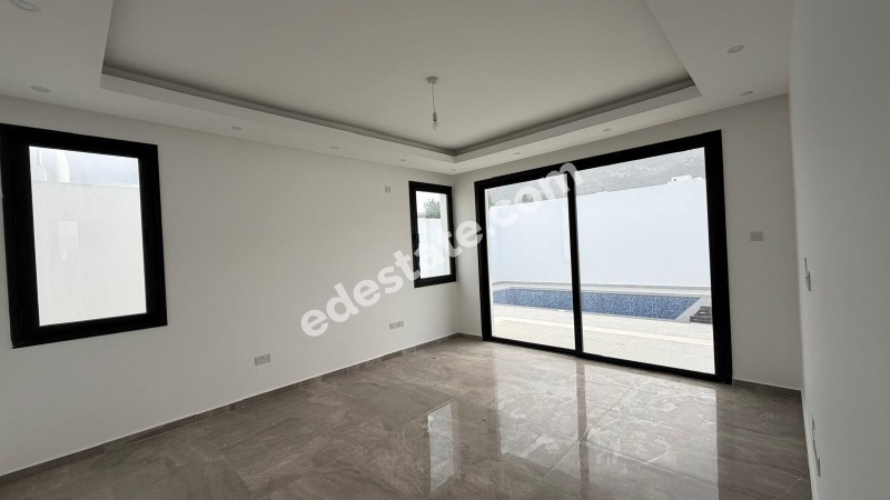  Girne Çatalköy'de Satılık Dubleks Havuzlu 3+1 Villa