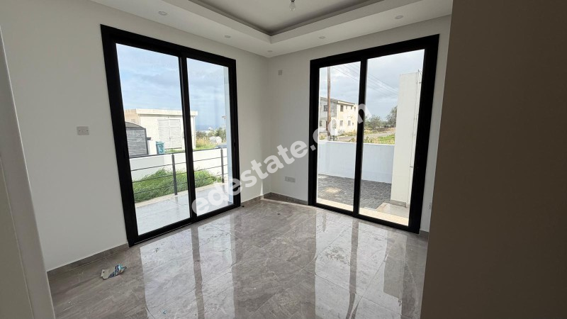  Girne Çatalköy'de Satılık Dubleks Havuzlu 3+1 Villa