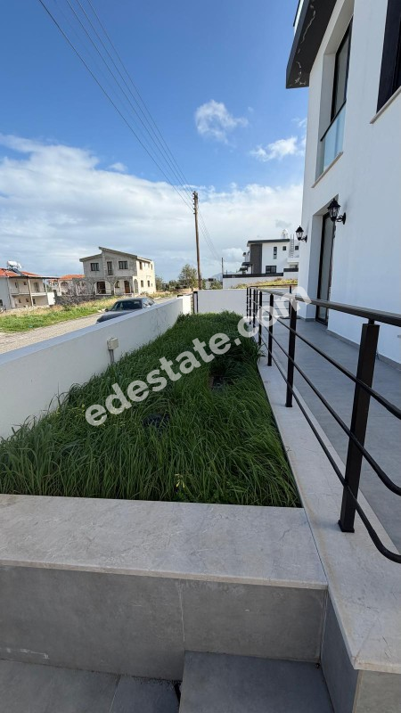  Girne Çatalköy'de Satılık Dubleks Havuzlu 3+1 Villa