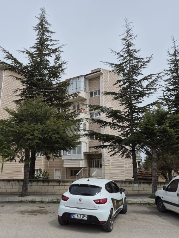 AFYON ÜÇOK EMLAKTAN MAREŞAL F ÇAKMAK MAH TEMİZ BAKIMLI 2+1 90M² KİRALIK DAİRE 