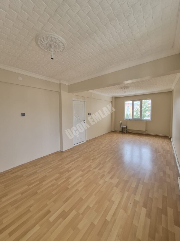 AFYON ÜÇOK EMLAKTAN MAREŞAL F ÇAKMAK MAH TEMİZ BAKIMLI 2+1 90M² KİRALIK DAİRE 
