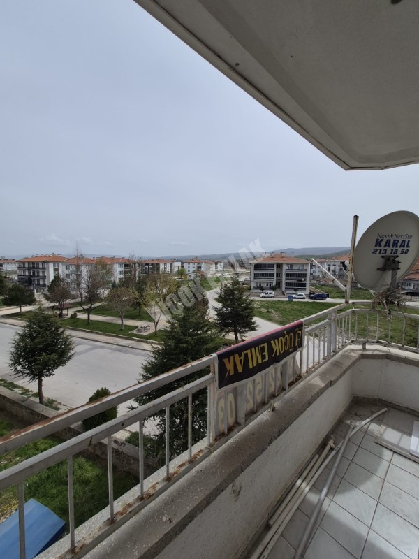 AFYON ÜÇOK EMLAKTAN MAREŞAL F ÇAKMAK MAH TEMİZ BAKIMLI 2+1 90M² KİRALIK DAİRE 