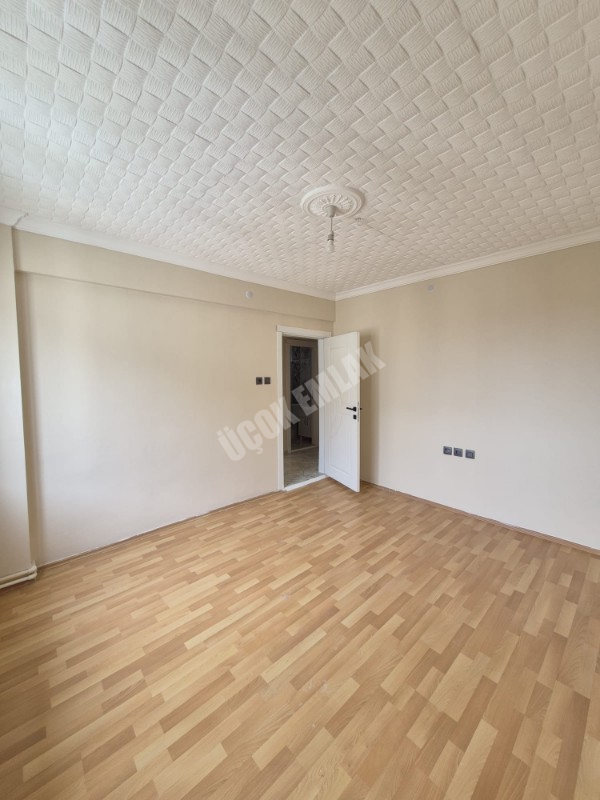 AFYON ÜÇOK EMLAKTAN MAREŞAL F ÇAKMAK MAH TEMİZ BAKIMLI 2+1 90M² KİRALIK DAİRE 