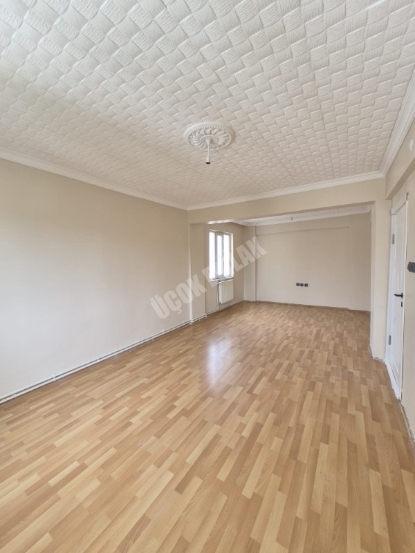 AFYON ÜÇOK EMLAKTAN MAREŞAL F ÇAKMAK MAH TEMİZ BAKIMLI 2+1 90M² KİRALIK DAİRE 