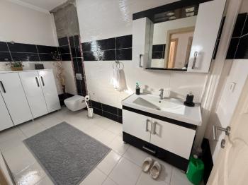 EFELER MAHALLESİNDE KÖŞE BAŞI BİTİŞİK NİZAM 3+1 AYRI MUTFAK FULL EŞYALI GENİŞ SATILIK VİLLA