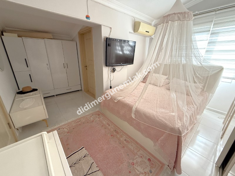 EFELER MAHALLESİNDE KÖŞE BAŞI BİTİŞİK NİZAM 3+1 AYRI MUTFAK FULL EŞYALI GENİŞ SATILIK VİLLA