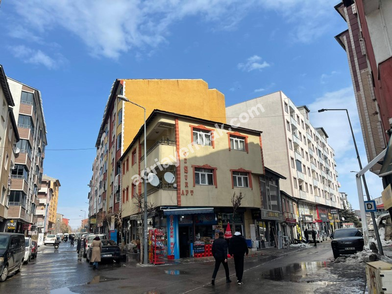 HÜRRİYET MAH. ESKİ KÜTÜPHANE YUKARISINDA KOMPLE SATILIK BİNA