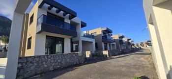 Girne Lapta Bölgesinde Site İçerisinde YENİ HAVUZLU SATILIK 4+1 VİLLALAR