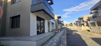 Girne Lapta Bölgesinde Site İçerisinde YENİ HAVUZLU SATILIK 4+1 VİLLALAR