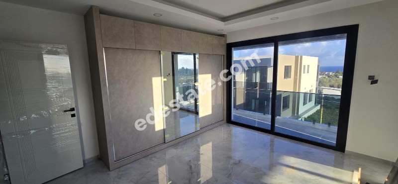 Girne Lapta Bölgesinde Site İçerisinde YENİ HAVUZLU SATILIK 4+1 VİLLALAR