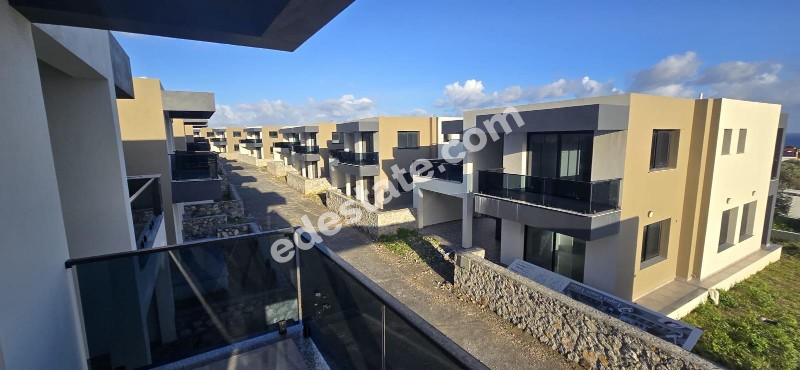 Girne Lapta Bölgesinde Site İçerisinde YENİ HAVUZLU SATILIK 4+1 VİLLALAR