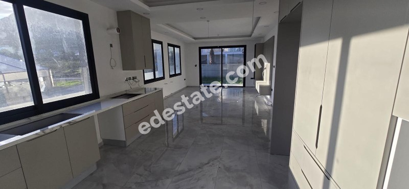 Girne Lapta Bölgesinde Site İçerisinde YENİ HAVUZLU SATILIK 4+1 VİLLALAR