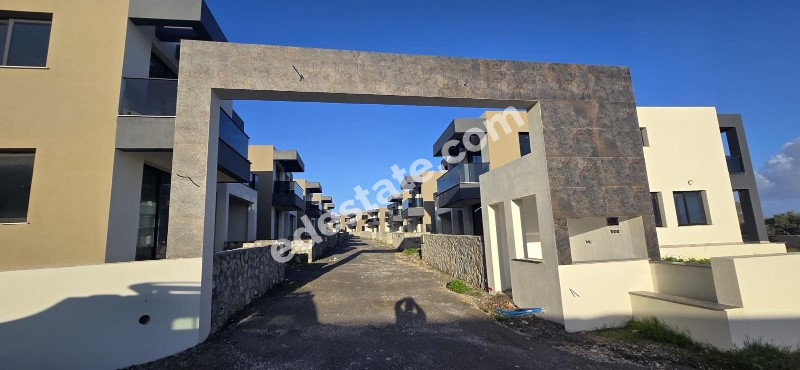 Girne Lapta Bölgesinde Site İçerisinde YENİ HAVUZLU SATILIK 4+1 VİLLALAR