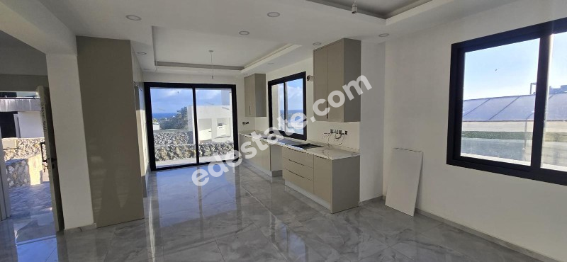 Girne Lapta Bölgesinde Site İçerisinde YENİ HAVUZLU SATILIK 4+1 VİLLALAR