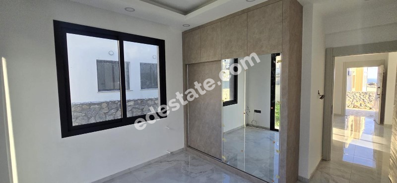 Girne Lapta Bölgesinde Site İçerisinde YENİ HAVUZLU SATILIK 4+1 VİLLALAR