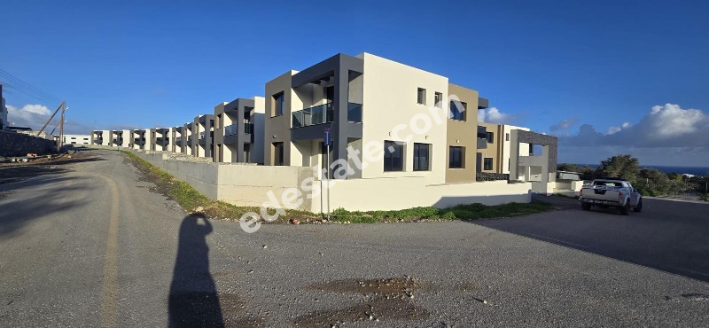 Girne Lapta Bölgesinde Site İçerisinde YENİ HAVUZLU SATILIK 4+1 VİLLALAR
