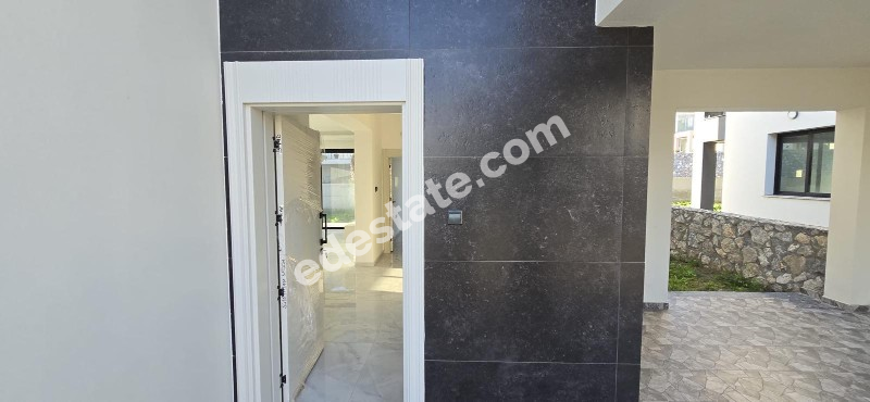 Girne Lapta Bölgesinde Site İçerisinde YENİ HAVUZLU SATILIK 4+1 VİLLALAR