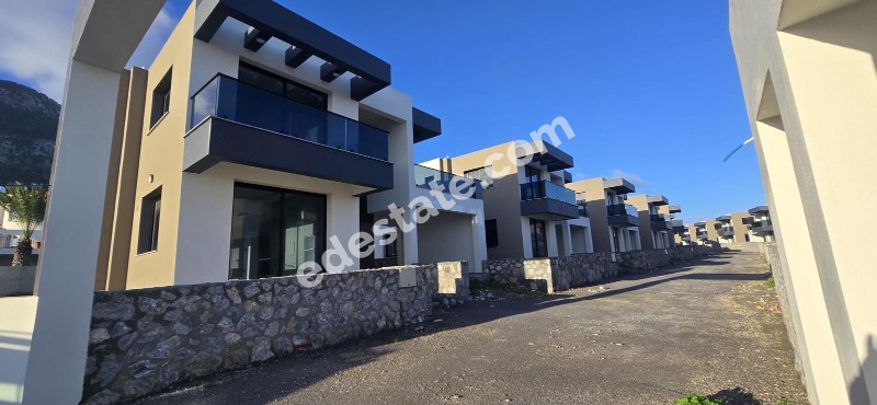 Girne Lapta Bölgesinde Site İçerisinde YENİ HAVUZLU SATILIK 4+1 VİLLALAR