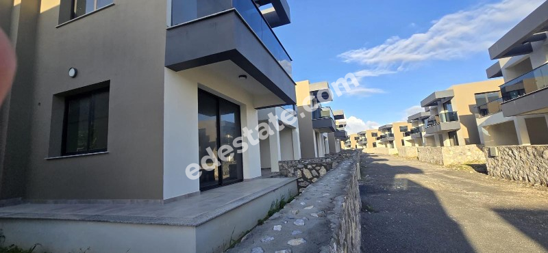 Girne Lapta Bölgesinde Site İçerisinde YENİ HAVUZLU SATILIK 4+1 VİLLALAR