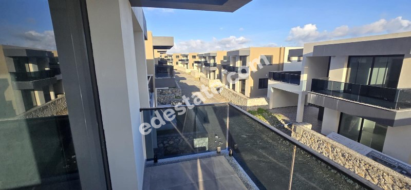 Girne Lapta Bölgesinde Site İçerisinde YENİ HAVUZLU SATILIK 4+1 VİLLALAR