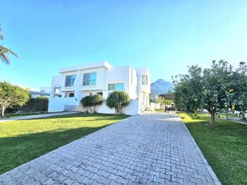 KKTC Girne Karaoğlanoğlu'nda Site İçerisinde Geniş Bahçeli Satılık 3+1 İkiz Villa