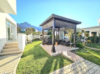 KKTC Girne Karaoğlanoğlu'nda Site İçerisinde Geniş Bahçeli Satılık 3+1 İkiz Villa