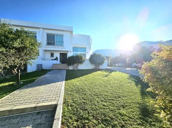 KKTC Girne Karaoğlanoğlu'nda Site İçerisinde Geniş Bahçeli Satılık 3+1 İkiz Villa