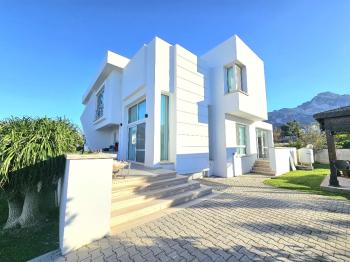 KKTC Girne Karaoğlanoğlu'nda Site İçerisinde Geniş Bahçeli Satılık 3+1 İkiz Villa