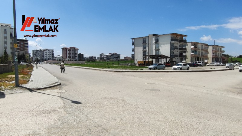 KAHTA EMNİYET MÜDÜRLÜĞÜ CADDESİNDE SATILIK 70 m² DÜKKAN