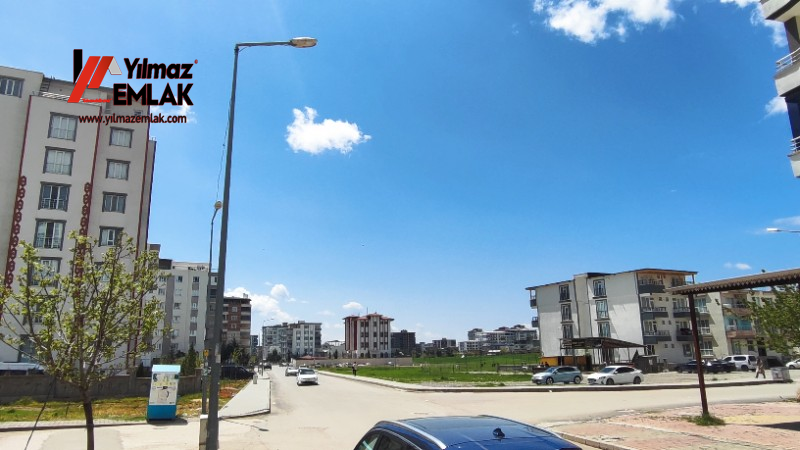 KAHTA EMNİYET MÜDÜRLÜĞÜ CADDESİNDE SATILIK 70 m² DÜKKAN