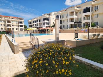 ÇAMLIK MAHALLESİ’NDE HAVUZLU SİTE İÇERİSİNDE 2+1 EŞYALI YÜKSEK ZEMİN KAT SATILIK DAİRE