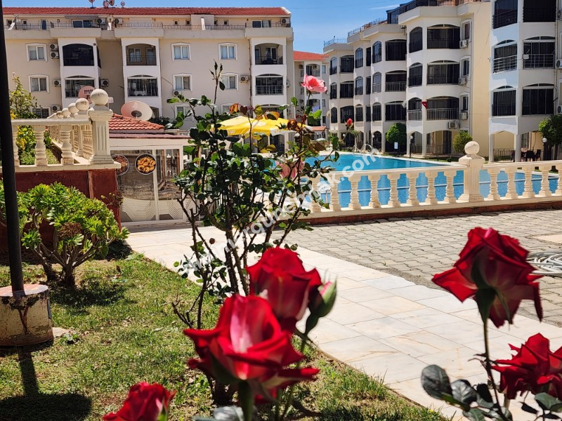ÇAMLIK MAHALLESİ’NDE HAVUZLU SİTE İÇERİSİNDE 2+1 EŞYALI YÜKSEK ZEMİN KAT SATILIK DAİRE