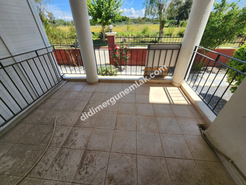 ÇAMLIK MAHALLESİ’NDE HAVUZLU SİTE İÇERİSİNDE 2+1 EŞYALI YÜKSEK ZEMİN KAT SATILIK DAİRE