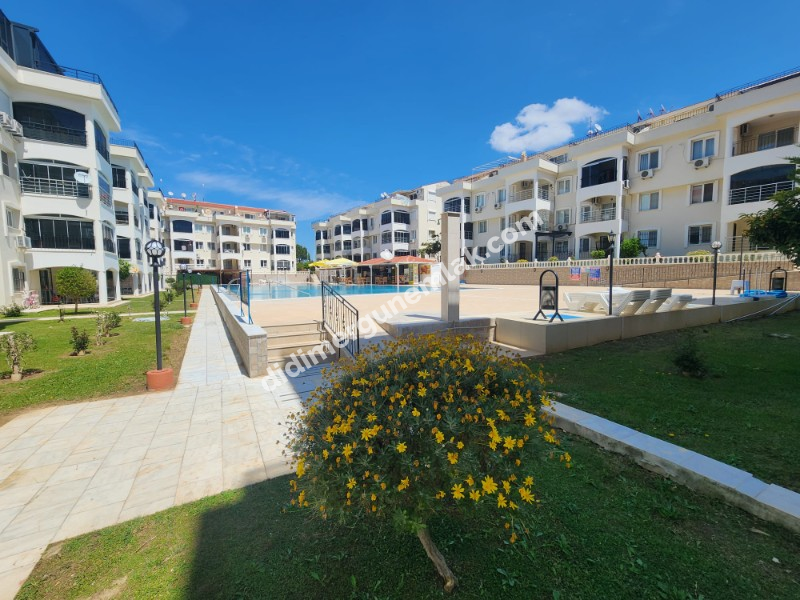 ÇAMLIK MAHALLESİ’NDE HAVUZLU SİTE İÇERİSİNDE 2+1 EŞYALI YÜKSEK ZEMİN KAT SATILIK DAİRE
