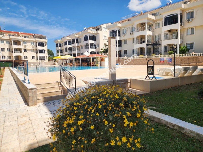 ÇAMLIK MAHALLESİ’NDE HAVUZLU SİTE İÇERİSİNDE 2+1 EŞYALI YÜKSEK ZEMİN KAT SATILIK DAİRE