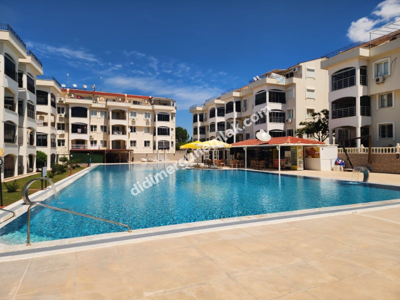ÇAMLIK MAHALLESİ’NDE HAVUZLU SİTE İÇERİSİNDE 2+1 EŞYALI YÜKSEK ZEMİN KAT SATILIK DAİRE