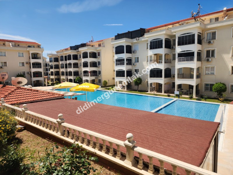ÇAMLIK MAHALLESİ’NDE HAVUZLU SİTE İÇERİSİNDE 2+1 EŞYALI YÜKSEK ZEMİN KAT SATILIK DAİRE