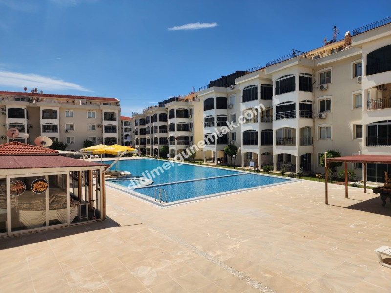 ÇAMLIK MAHALLESİ’NDE SİTE İÇERİSİNDE  2+1 HAVUZ CEPHELİ SATILIK DAİRE