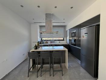 Girne Ozanköy'de Türk Malı, Özel Yüzme Havuzlu, 3+1, Modern Tasarım Satılık Villa