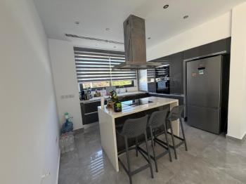 Girne Ozanköy'de Türk Malı, Özel Yüzme Havuzlu, 3+1, Modern Tasarım Satılık Villa
