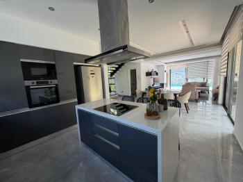 Girne Ozanköy'de Türk Malı, Özel Yüzme Havuzlu, 3+1, Modern Tasarım Satılık Villa